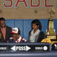 <p>Damarcus Miller of New Rochelle signs to attend Stony Brook. He is joined by his parents. </p>