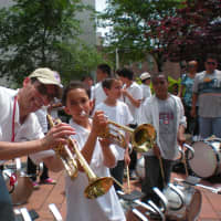 <p>Dale Gordon and music teacher, Michael Caputo, of Trinity Elementary played outside the New Rochelle Public Library.</p>