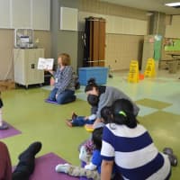 <p>Angelina Stojakovic, a parent coach from the Danbury Education Services Center, reads a story to the kids. </p>