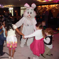 <p>Kids dancing with the Easter Bunny</p>