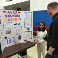 <p>A young student presents her projet on Alka Seltzer. </p>
