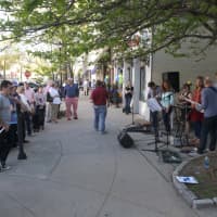<p>The band Riversideways performs for a nice crowd on the avenue.</p>