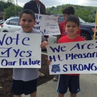 <p>School children from the Town of Mount Pleasant participated in Sunday&#x27;s &quot;Vote Yes&quot; rally in Thornwood.</p>