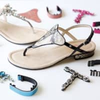 <p>ShoeCandy includes accessories to make shoes interchangeable.</p>