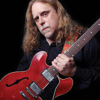 <p>Warren Haynes will play two sets and lead the Seaside All-Stars for a jam named the Vibes 20th Anniversary Spectacular. </p>