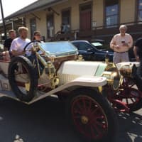 <p>And heres the Locomobile off on the rally as the Concours comes to an end.</p>