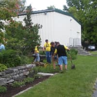 <p>The volunteers get to work on the grounds. </p>