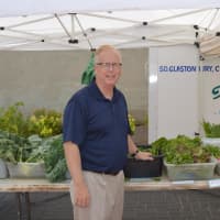<p>Mayor Mark Boughton checks out the fresh vegetables. </p>