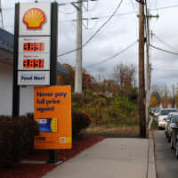 <p>The Shell station on Route 9A in Buchanan had a long line of motorists waiting to fill up. </p>