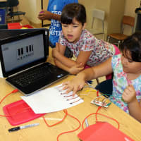 <p>Students play music on a virtual keyboard.</p>