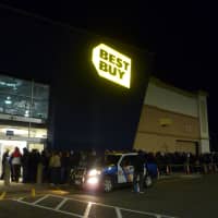 <p>Black Friday shoppers lined up outside Best Buy in Cortlandt.</p>