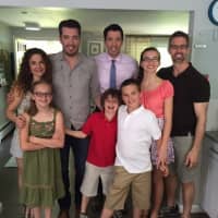 <p>&quot;Property Brothers&quot; Jonathan and Drew Scott pose with the Royster family.</p>