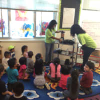 <p>CT HealthCorps members introduce Head Start students to green smoothies, made with spinach.</p>