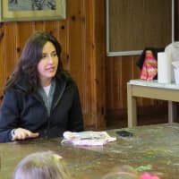 <p>SpeakNicely.com founder Audrey Weitz speaks about anti-bullying to a group of Daisy Girl Scouts in Eastchester.</p>