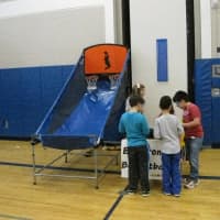 <p>These kids are seeing what prizes they netted after playing electronic basketball. </p>