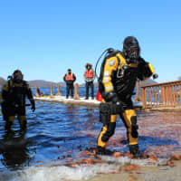 <p>Brookfield police divers take a practice plunge into Candlewood Lake.</p>
