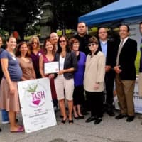 <p>Daily Voice Features Editor Jeanne Muchnick, center, presents DVlicious award to TaSH members.</p>
