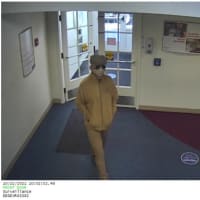 <p>This image shows the suspect after entering the bank robbery.</p>