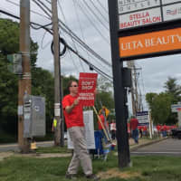 <p>Verizon workers picket in Port Chester.</p>