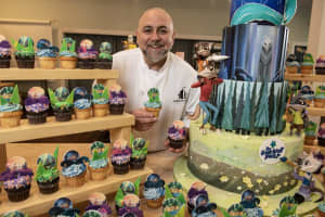 Celeb Chef Duff Goldman Gets Behind MD's New Great Wolf Lodge With Special Cupcakes