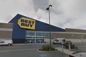 Man, Woman At Large After Knifepoint Robbery At Long Island Best Buy