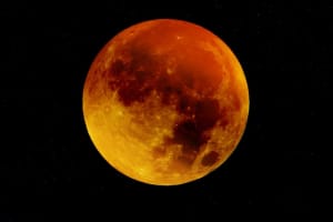 Super 'Blood Moon' Eclipse To Rise Over East Coast