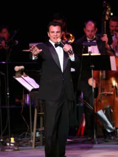 Crooner Brings Holiday Concert To Paramount Stage For City's Fourth Of July