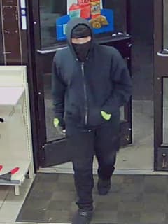 Suspect At Large After Knifepoint Robbery At West Babylon 7-Eleven