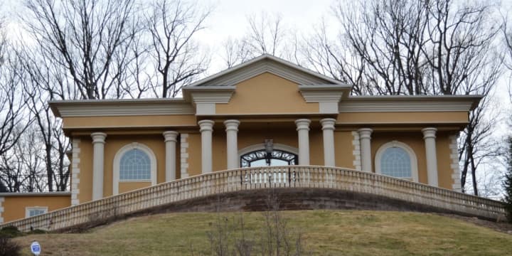 NY Giant Damon “Snacks” Harrison has a new mansion in Bergen County.