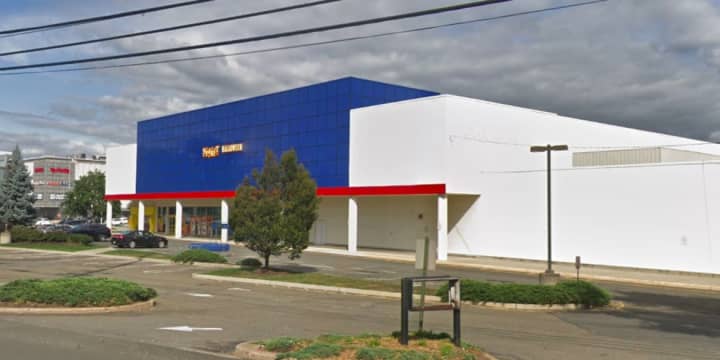 Big Lots is taking over the Toys R Us lease in Paramus.