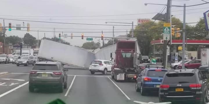 A collapsed tractor trailer shut all US 1&amp;9 lanes in Linden Tuesday
