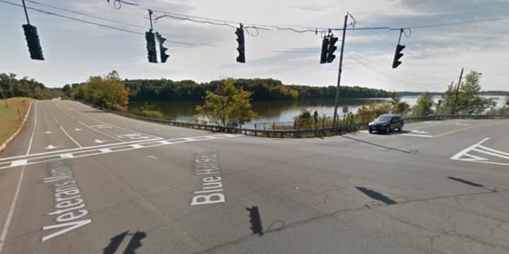 The traffic light at the intersection of Veterans Memorial Drive and Blue Hill Road in Pearl River is on the fritz, say police is a warning to motorists.