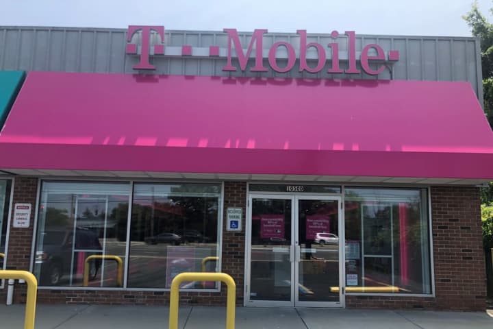 Suspect On Loose After Armed Robbery At Nassau County T-Mobile Store