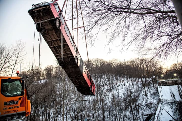 Look Up! Bus Dangles Over Park During Removal From Scene Of Pittsburgh Bridge Collapse (Photos)
