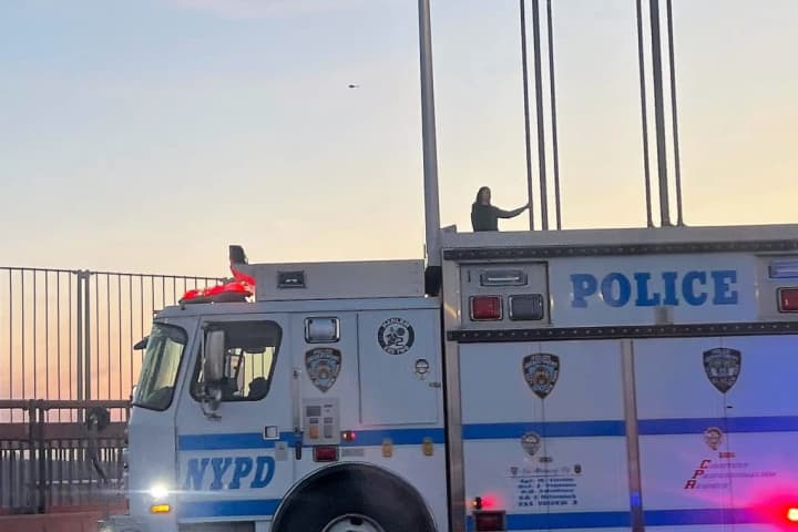 HEROES: Police Talk Down Would-Be Jumper At GWB