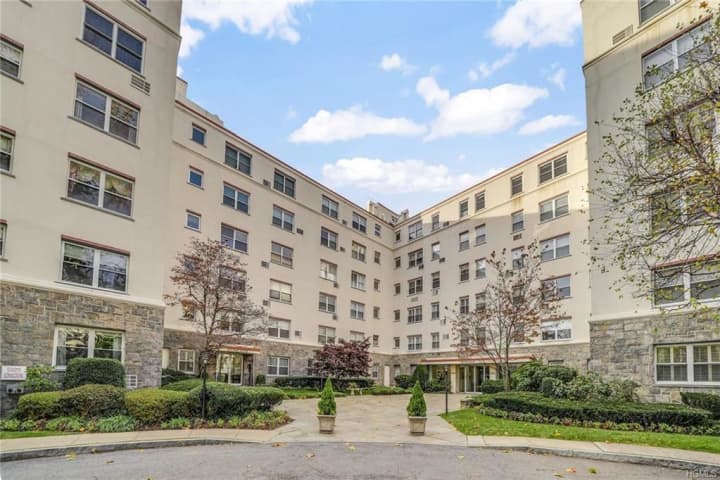 3 Stoneleigh Plaza # 2D, Eastchester NY 10708, Eastchester, NY 10708