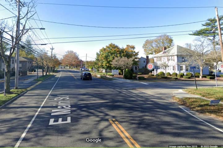 Police Search For Suspects Who Robbed Long Island Man At Gunpoint
