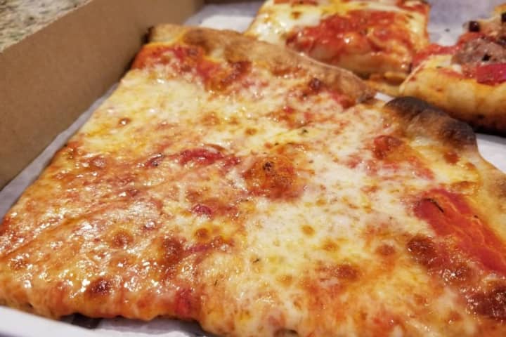 Long Island Eatery Cited For 'Fresh, Delicious' Pizza Keeps Its Customers Coming Back