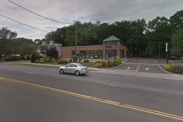 Woman Flees After Attempting To Cash $5K In Allegedly Fake Checks In Darien, Police Say