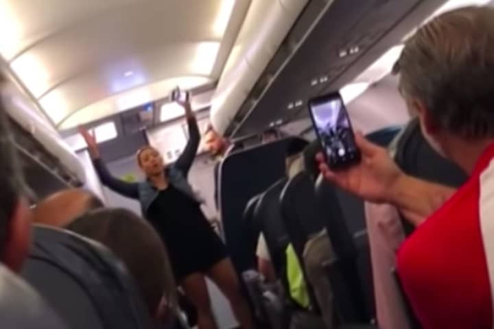 NSFW: Woman Twerks, Flashes Cabin Before Being Kicked Off Newark-Bound Flight (VIDEO)