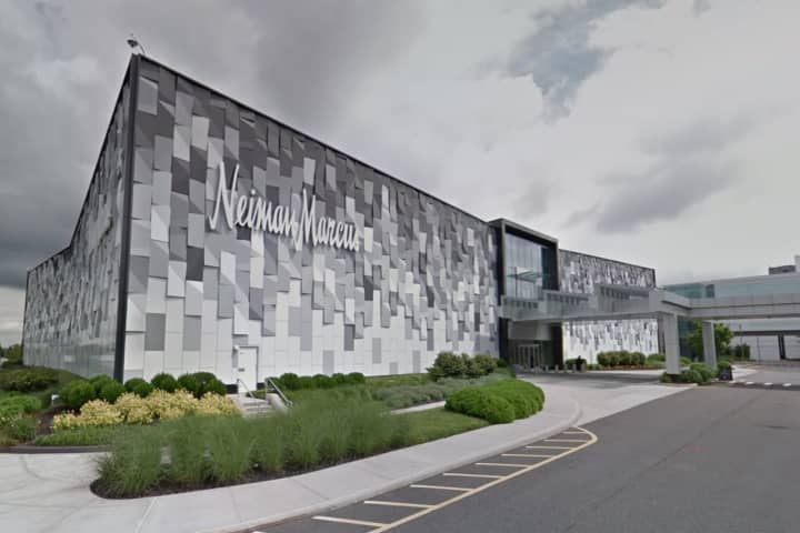 Security Guard At Long Island Neiman Marcus Sprayed With Mace During Robbery