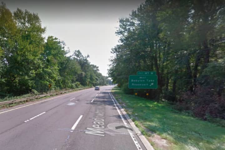 Man Killed After Car Crashes Into Tree On Meadowbrook State Parkway