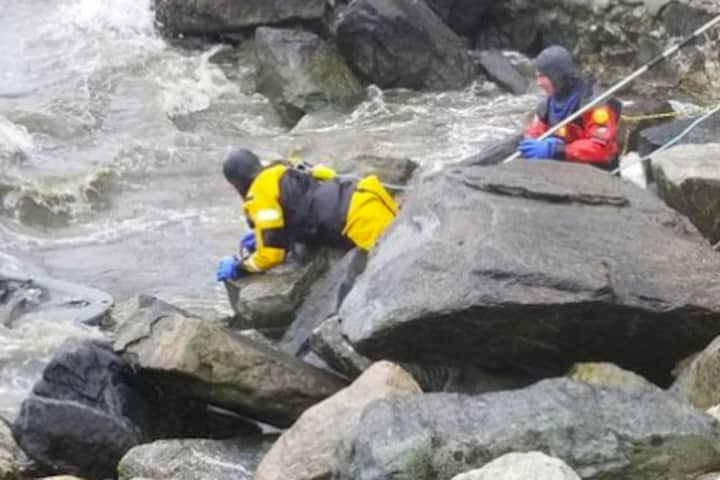 Man, Woman Hospitalized After Kayak Capsizes On Long Island Sound