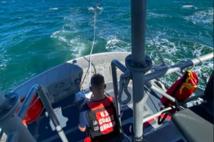 Coast Guard: One Dead After Boat Capsizes On Raritan Bay