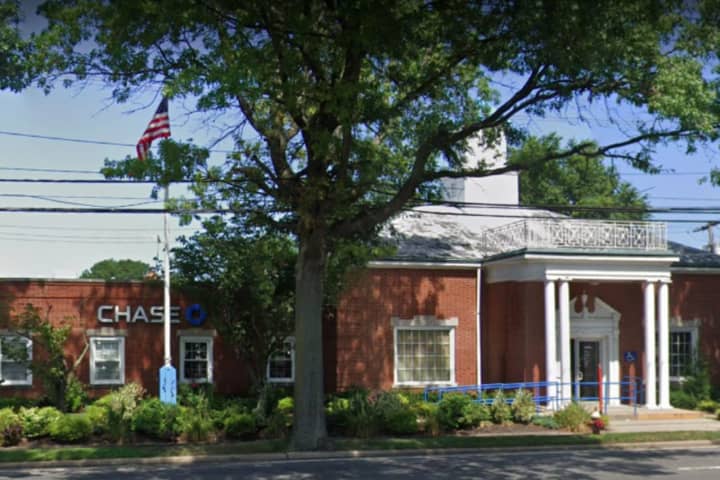 Suspect At Large After Robbery At Long Island Chase Bank