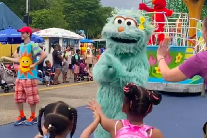 Sesame Place Character Refuses To Hug Young Girls In Viral Video