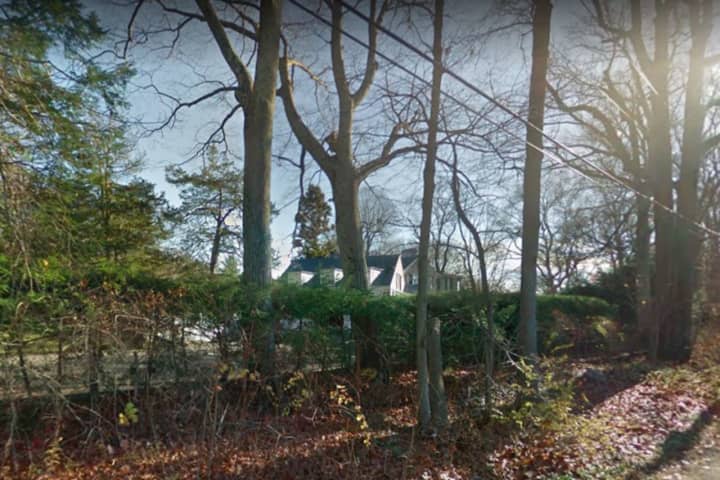 Paul Simon, Edie Brickell Sell New Canaan Estate At $6 Million Loss, Report Says