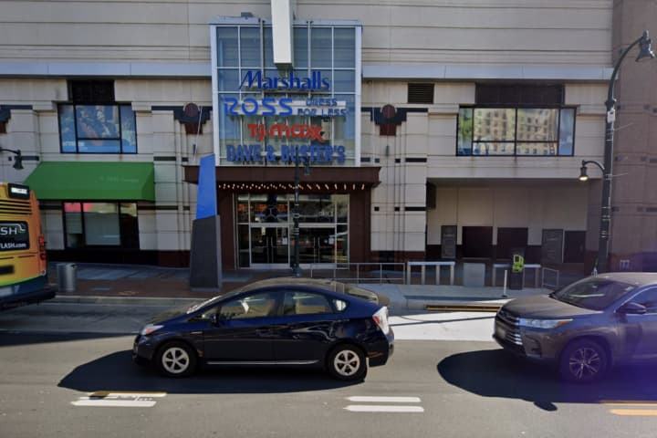 Group Assaulted, Robbed Inside Dave & Buster's Bathroom In Silver Spring, Police Say (VIDEO)