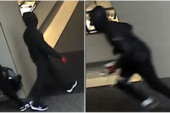 Smash-Grab Robbers Make Off With Thousands In Jewels At Trumbull Mall