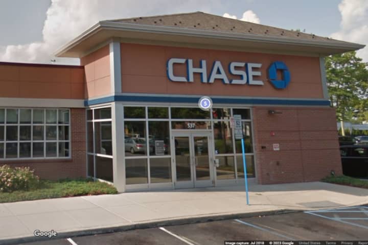 Teller Refuses ‘Bomb’ Toting Robber’s Demands At Long Island Bank